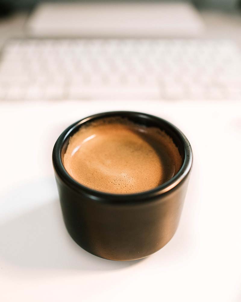 tasse de café expresso fait à la machine à café avec broyeur