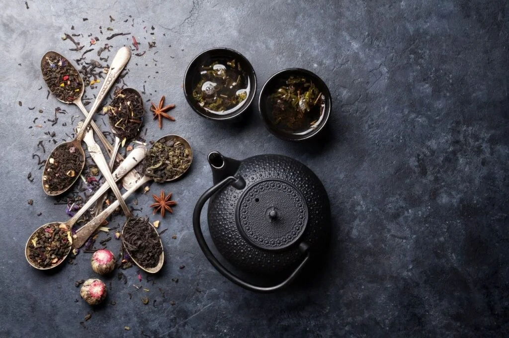 Comment choisir le bon thé en fonction du moment de la journée ? – Quai Sud