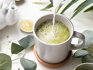 Ajoutez une noisette de lait de votre choix à votre thé Matcha. Mélangez. Savourez votre délicieux matcha latte chaud.
